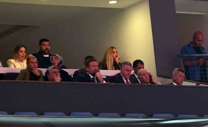 Bakan Bak ile başkanlar Adalı ve Saran derbiyi birlikte izledi