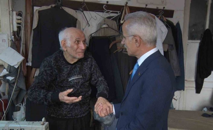 Bakan Uraloğlu ile 87 yaşındaki terzi arasında gülümseten diyalog