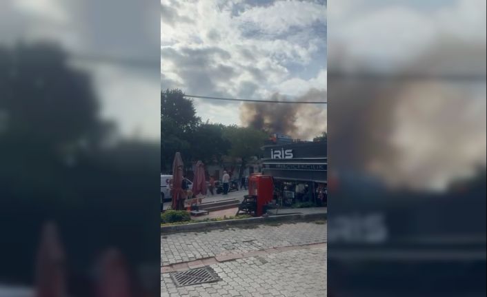 Bakırköy’de 3 katlı binanın çatısında çay demlerken kazan patladı, çatı alevlere teslim oldu