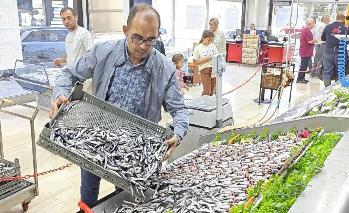 Balık tezgahları şenlendi