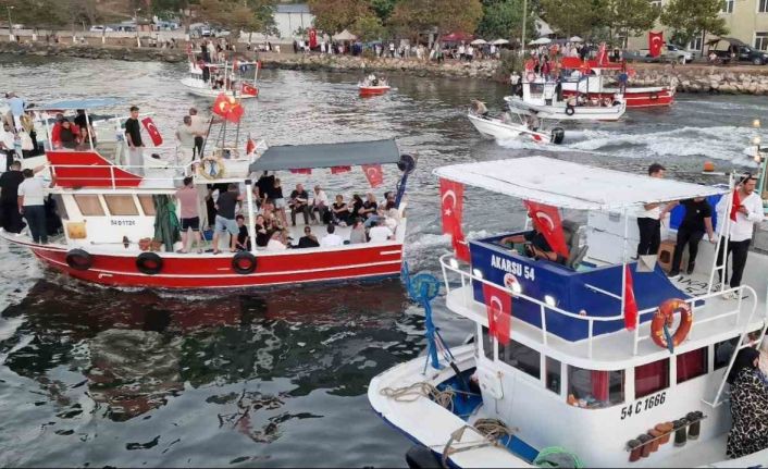 Balıkçılar av sezonunun açılmasını teknelerde meşale yakarak kutladı