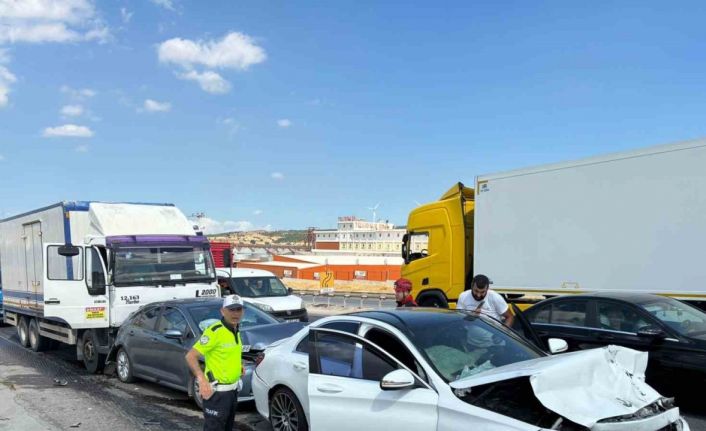 Balıkesir’de 4 araç zincirleme trafik kazası yaptı