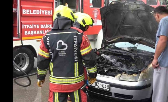 Balıkesir’de park halindeki araç yandı