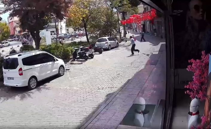 Balıkesir’de yaşanan deprem anı saniye saniye güvenlik kamerasına yansıdı