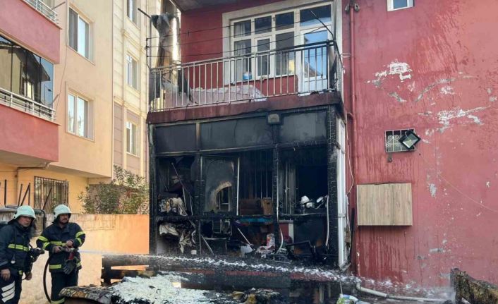 Balkonda çıkan yangın eşyaları küle çevirdi