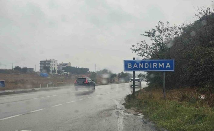 Bandırma güne yağışla başladı