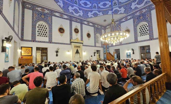 Bandırma’da Mevlid Kandili’nde camiler doldu taştı