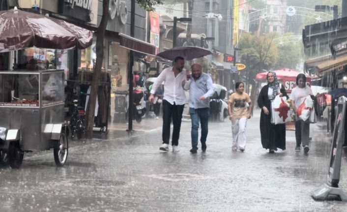 Bandırma’da sağanak yağış etkili oldu