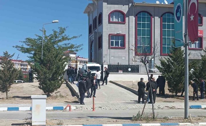 Barışmaya giderken öldürülen anne ve oğulları defnedildi