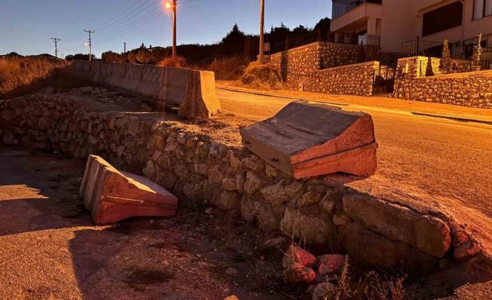 Bariyerlere çarpan otomobil sürücüsü yaralandı