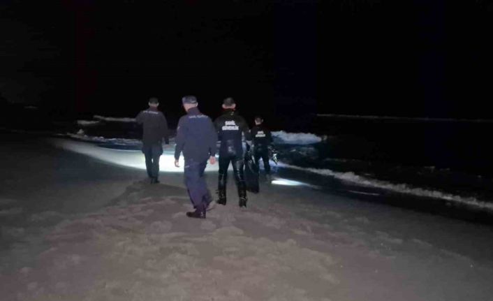 Bartın’da elbiseleri ile denize giren şahıs ekipleri harekete geçirdi