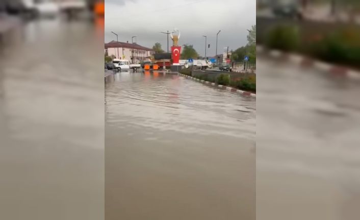 Bartın’da sağanak etkili oldu, caddeler nehre döndü