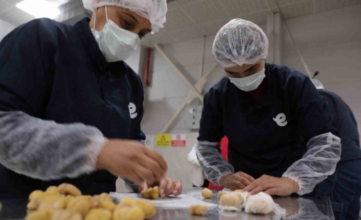 Başkan Atay’ın kurduğu ’Kadın Emeği Tarımsal Ürün Fabrikası’nın ürünleri sofraları süslemeye devam ediyor