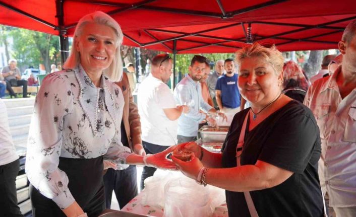 Başkan Subaşı vatandaşlara helva ikram etti