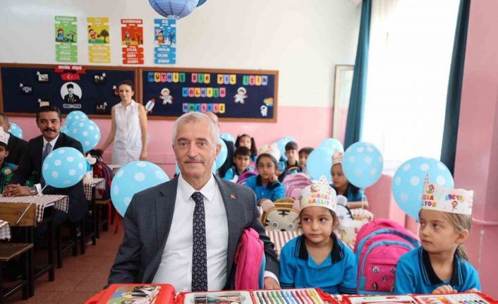Başkan Tahmazoğlu’ndan öğrencilere 881 bin adet boyama seti