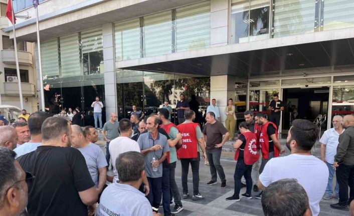 Başkan Tugay Karşıyaka’da çöp toplattı, işçiler karşı karşıya geldi