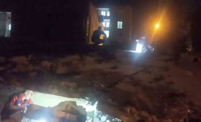 Batman’da 2 katlı bina çöktü