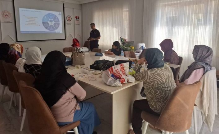 Bayburt’ta ADEM eğitmenlerine ve kursiyerlerine ‘Afet Farkındalık Eğitimi’ verildi