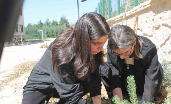 Bayburt’ta öğrenciler fidanları toprakla buluşturup ‘Yeşil Vatan’ için geleceğe nefes oldular