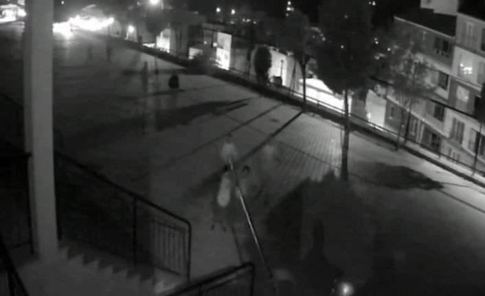 Bayrak direği devrildi, çocuklar bayrağı Atatürk büstüne astı