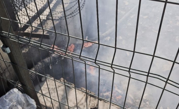 Bayrampaşa Metris Cezaevi’nin yanındaki otluk alanda korkutan yangın