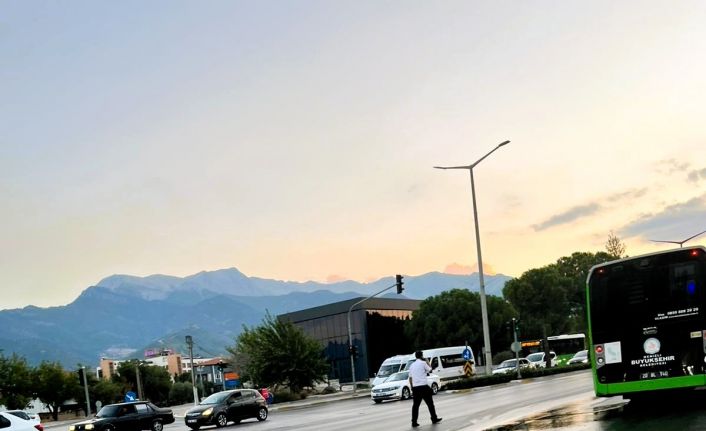 Belediye otobüsünden dökülen yakıt sürücülere zor anlar yaşattı