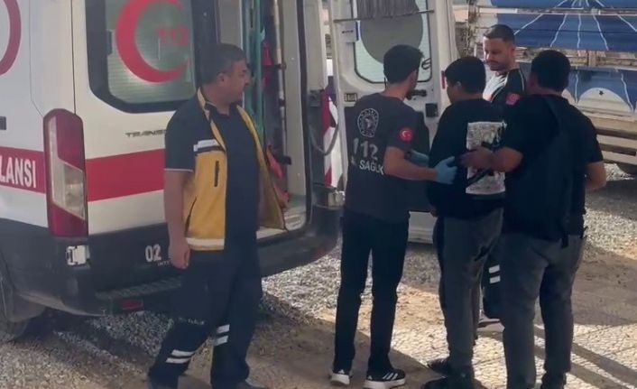 Beton mikseri, minibüs ve otomobilin karıştığı kazada 2 kişi yaralandı