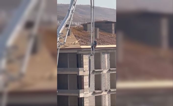 Beton pompasını asansör gibi kullandı, metrelerce yüksekliğe çıktı