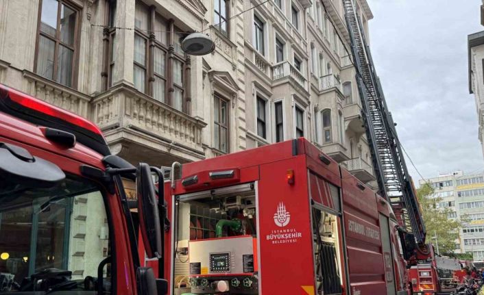 Beyoğlu’nda otelde çıkan yangın kontrol altına alındı