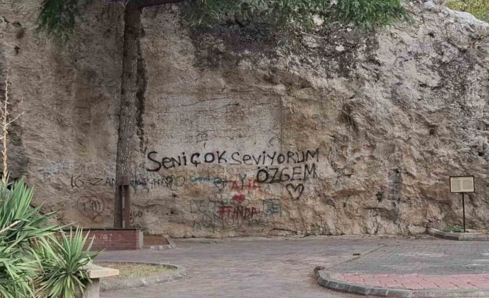 Bilinçsiz gençler üstüne aşklarını yazmıştı, 600 yıllık kaya kitabeye koruma örtüsü