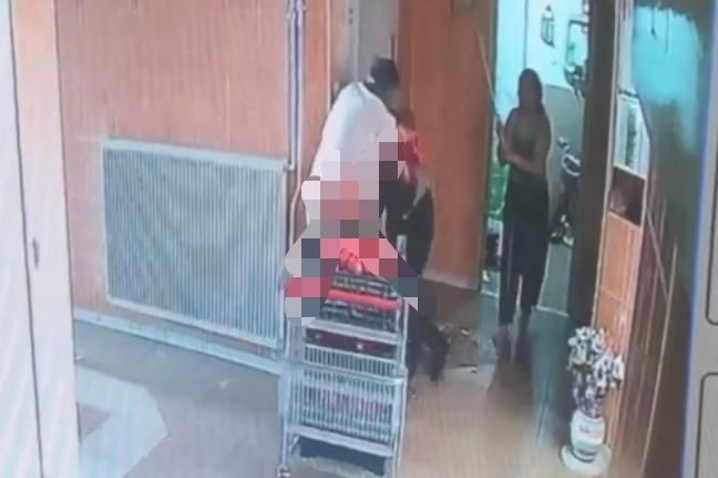 Bina görevlisini eşinin yanında defalarca bıçaklamış