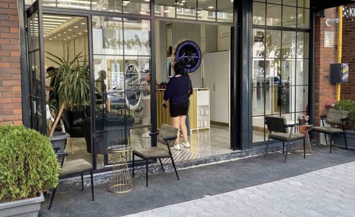 Bir kadın 4 dükkanın önündeki dekorasyon malzemelerini çaldı