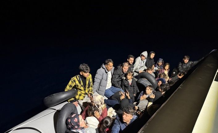 Bir lastik bota sığmışlar; 18’i çocuk 36 göçmen yakalandı