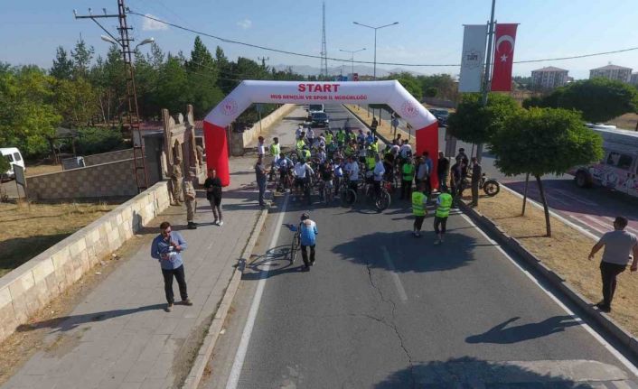 Bisiklet tutkunları Malazgirt’ten Ahlat’a tarihi rota için yollara düştü