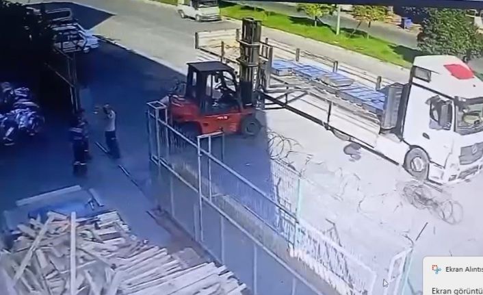 Bisikletiyle forklifte çarpan çocuk hastaneye kaldırıldı