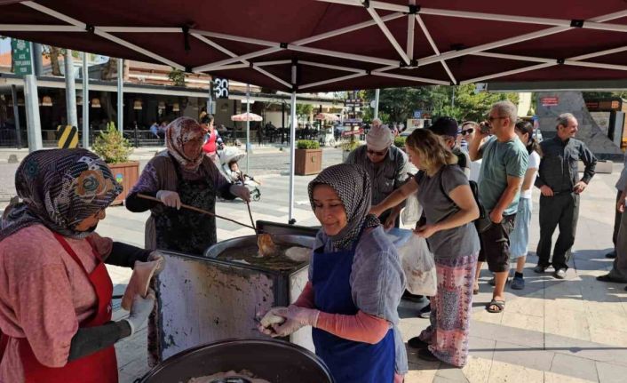 Bitmeyen depremlere karşı halk lokma döktürdü