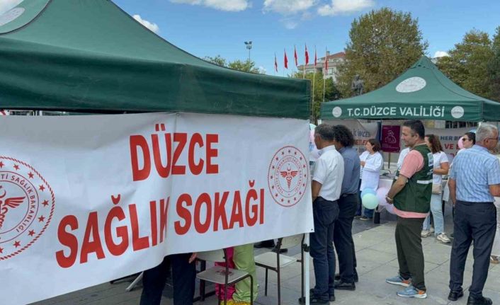 Bu sokağa gelenler sağlık taramasından geçti
