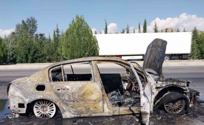 Burdur-Antalya kara yolunda otomobil yandı