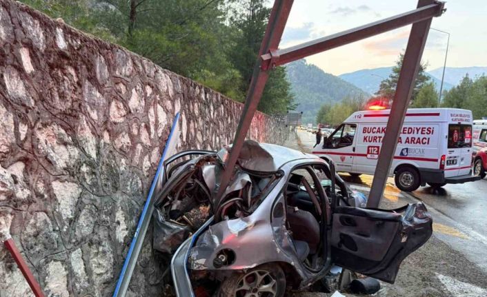 Burdur’da otomobil yol kenarındaki levhaya çarptı: 3 yaralı