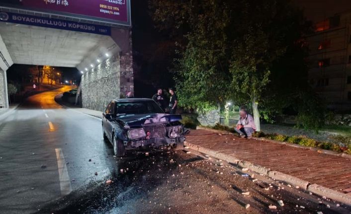 Bursa’da alkollü Mercedes araç sürücüsü, elektrik direğine çarpıp olay yerinden kaçtı