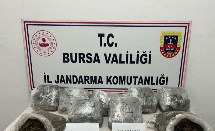 Bursa’da eve yapılan baskında 8 kilo 900 gram esrar ele geçirildi