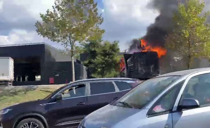 Bursa’da midye satışı yapılan kamyonet alev alev yandı