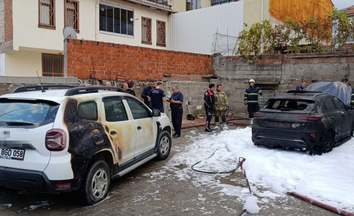 Bursa’da park halindeki otomobil alev alev yandı, yangın iki araca sıçradı