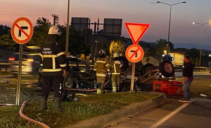 Bursa’da traktöre çarpıp yanan otomobildeki anne-kız yaralandı