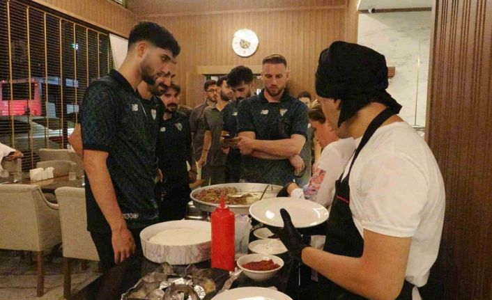 Bursasporlu oyuncular galibiyeti tantuni yiyerek kutladı