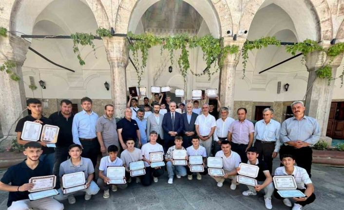 Büyükağa Kur’an Kursu’nda genç hafızlar belgelerine kavuştu