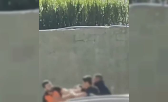 Cadde ortasında sopalı bıçaklı kavga: 3 yaralı