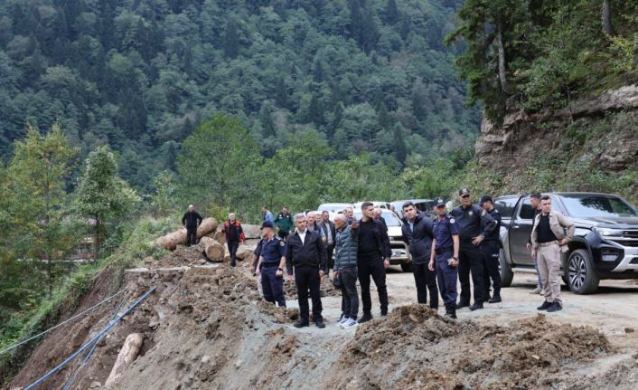 Camili yolu yeniden ulaşıma açıldı: Vali Ergün sahada inceleme yaptı