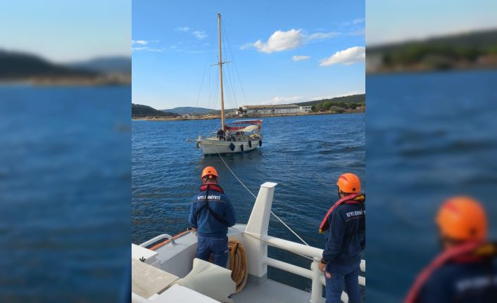 Çanakkale Boğazı’nda makine arızası yapan tekne yedeklenerek çekildi