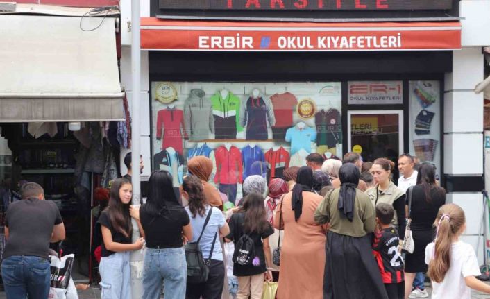 Çarşı’da okul kıyafetleri yoğunluğu
